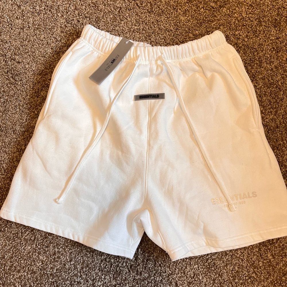 FEAR OF GOD ESSENTIALS SHORTS size M, never worn w tags!